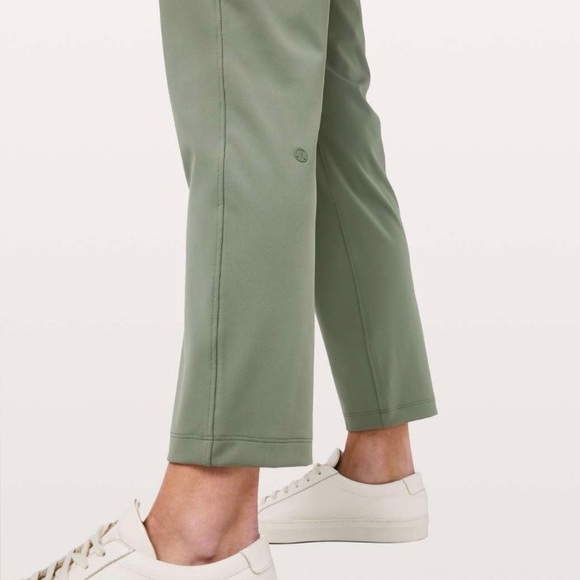 NWOT Women’s Lululemon On the Fly Mid-rise crop TravelWoven Size 4 Gray Sage - Picture 4 of 10